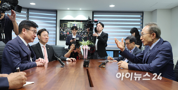 정점식 국민의힘 원내대표가 31일 서울 서초구 이명박 전 대통령 사무실을 예방해 이 전 대통령과 대화를 하고 있다. [사진=국회사진기자단 ]