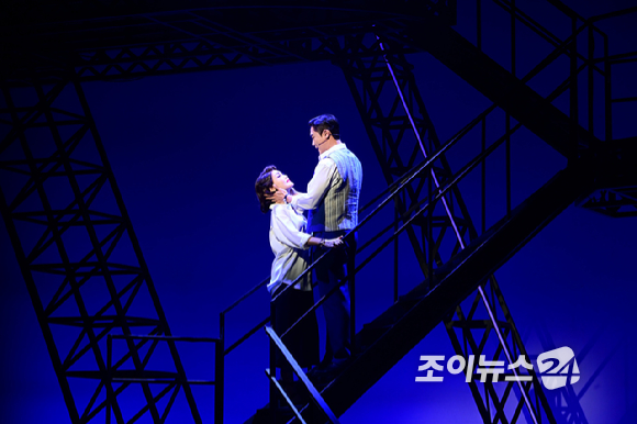 뮤지컬배우 김선영과 김우형이 26일 오후 서울 삼성동 코엑스아티움에서 진행된 뮤지컬 '렘피카' 프레스콜에서 열창하고 있다. [사진=정소희 기자]