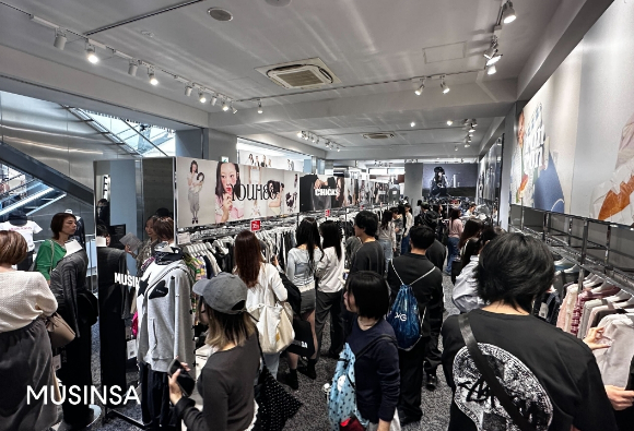 '2026 무신사 도쿄 팝업 스토어'에서 쇼핑 중인 방문객 모습. [사진=무신사]