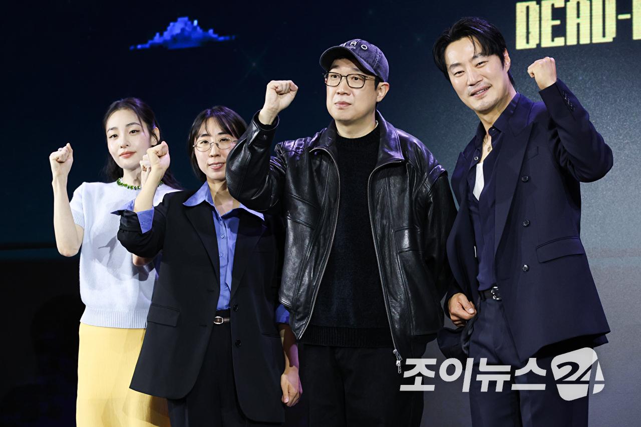 배우 김민하, 김다민 감독, 한준희 기획총괄, 배우 이희준이 28일 오전 서울 영등포구 여의도 페어몬트 앰배서더 서울 호텔에서 진행된 넷플릭스 '꿀알바' 제작발표회에 참석해 포즈를 취하고 있다. [사진=문수지 기자]