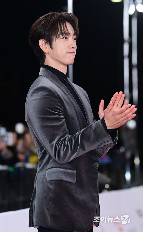 배우 박진영(갓세븐 진영)이 19일 오후 서울 영등포구 여의도 KBS홀에서 열린 제46회 청룡영화상 레드카펫 행사에 참석하고 있다. [사진=정소희 기자]