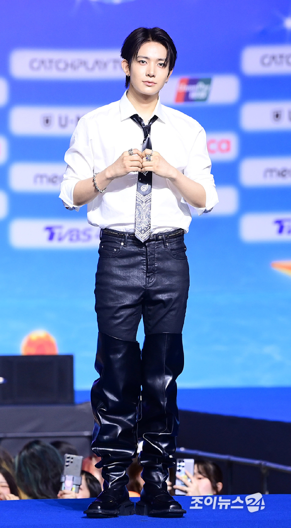 엔하이픈 출신 가수 에반이 9일 오후 경기도 일산 킨텍스에서 열린 2026 SBS 가요대전 Summer 블루카펫 행사에 참석하고 있다. [사진=정소희 기자]