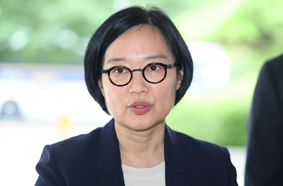 한성숙 중소벤처기업부 장관 후보자가 지난달 26일 서울 영등포구 중소기업기술정보진흥원 수도권평가실에 마련된 인사청문회 준비 사무실로 출근하며 취재진 질문에 답하고 있다. [사진=연합뉴스]