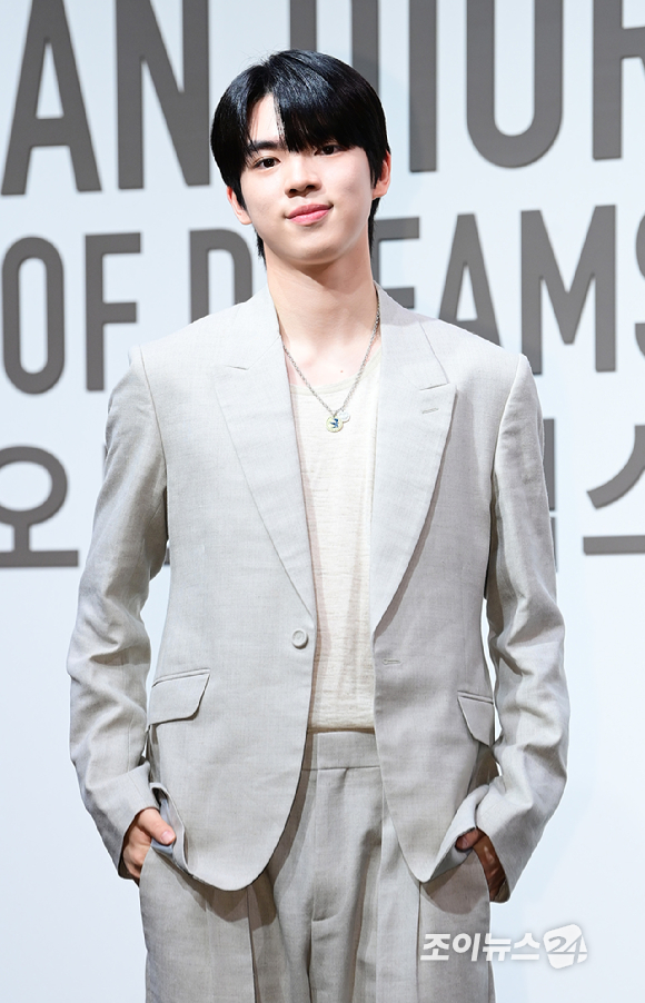 피겨선수 차준환이 18일 오후 서울 동대문구 DDP 아트홀에서 진행된 디올 'DESIGNER OF DREAMS' 전시회 개최 기념 포토월 행사에 참석하고 있다. [사진=정소희 기자]