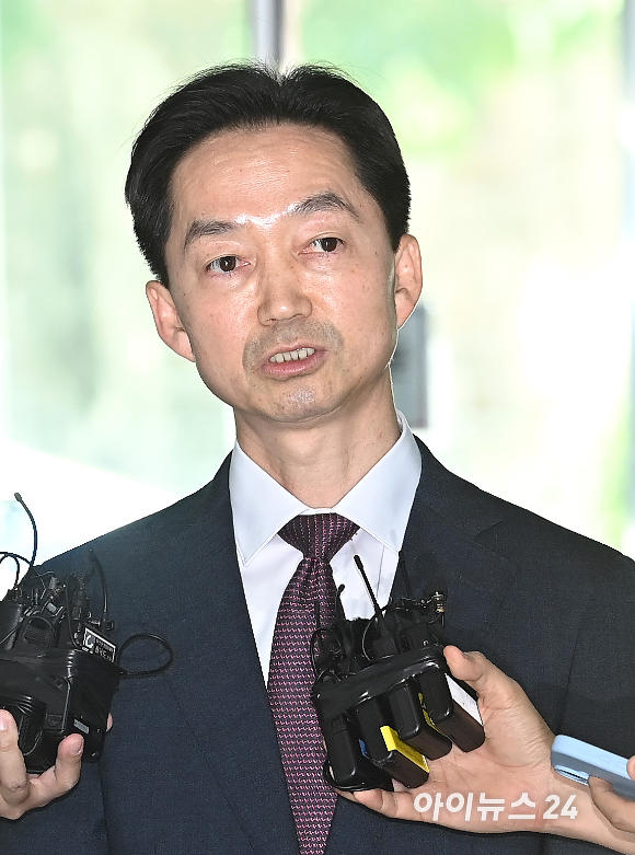 김지용 중대범죄수사청장 후보자가 8일 오후 서울 종로구 정부서울청사 창성동 별관에 마련된 인사청문회 준비단 사무실로 첫 출근하고 있다. [사진=곽영래 기자]