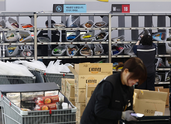 9일 서울 한 대형마트 PP센터에서 주문 상품들에 대한 분류 작업이 이뤄지고 있다. [사진=연합뉴스]