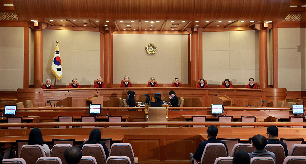 김상환 헌법재판소장을 비롯한 헌법재판관들이 26일 서울 종로구 헌법재판소 대심판정에서 열린 3월 심판사건 선고를 위해 착석해 있다. 2026.3.26 [사진=연합뉴스]