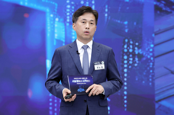 이재명 대통령이 30일 광주 김대중컨벤션센터에서 열린 서남권 첨단산업 발전비전 국민보고회에서 축사하고 있다.[사진=연합뉴스]