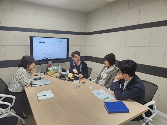 용인시가 온라인판매 제한으로 어려움을 겪고 있는 A사의 고충을 해소하기 위해 이야기를 나누고 있다. [사진=용인시]