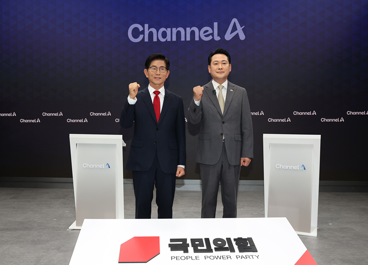 국민의힘 당 대표 선거 결선에 진출한 김문수&middot;장동혁 후보가 23일 서울 채널A 광화문 스튜디오에서 열린 방송토론회에서 기념촬영을 하고 있다.[국회사진기자단] [사진=연합뉴스]