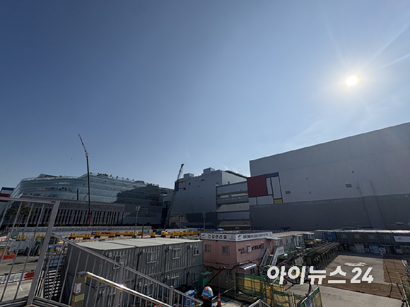삼성전자 평택캠퍼스 P5 공사 현장. 삼성전자는 P5와 후속 'P5-2'까지 포함한 초대형 메가팹을 구축 중이다. [사진=권서아 기자]