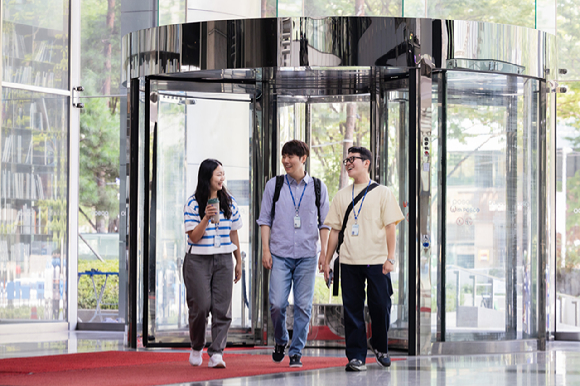 포스코 직원들이 8월 18일 자유로운 복장을 입고 대치동 포스코센터로 출근하고 있는 모습 [사진=포스코]