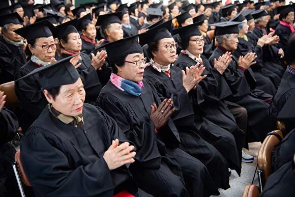 28일 구미노인대학 졸업생들이 내빈들의 축하 인사를 듣고 박수를 보내고 있다. [사진=구미시]