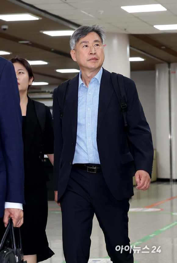 12&middot;3 비상계엄에 가담한 혐의를 받는 김종욱 전 해양경찰청장이 3일 서울 서초구 서울중앙지방법원에서 열린 구속 전 피의자 심문(영장실질심사)에 출석하고 있다. [사진=사진공동취재단 ]