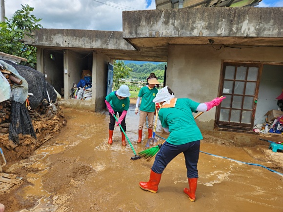 산청군 찾은 부산 중구 새마을회, 피해 복구 지원 - 뉴스 썸네일 이미지