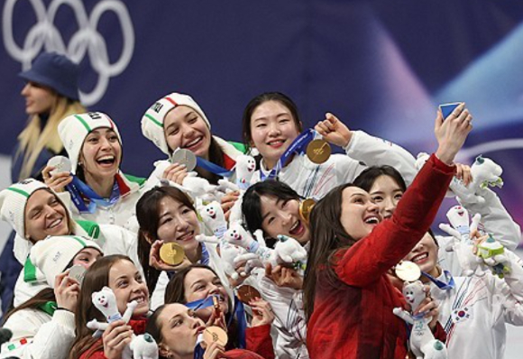 쇼트트랙 여자 대표팀의 김길리가 19일 2026 밀라노&middot;코르티나 동계올림픽 여자 계주 3000m 결승에서 마지막 주자로 나서 역전우승을 만들어낸 뒤 포효하고 있다. [사진=AFP/연합뉴스]