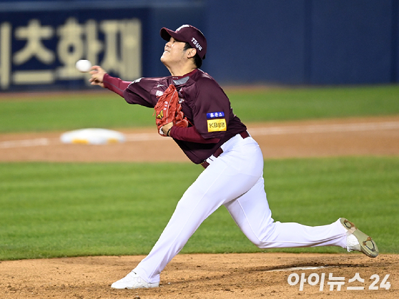 2일 오후 서울 잠실야구장에서 '2021 신한은행 SOL KBO리그' 키움 히어로즈와 두산 베어스의 와일드카드 결정전 2차전이 진행됐다. 키움 한현희가 2회말 1사 1,2루 정수빈의 타석 때 마운드에 올라 투구하고 있다. [사진=김성진 기자]