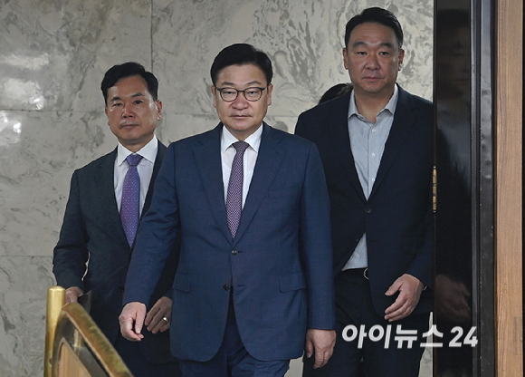 정점식 국민의힘 원내대표가 11일 서울 여의도 국회에서 열린 원내대책회의에 참석하고 있다. [사진=곽영래 기자]
