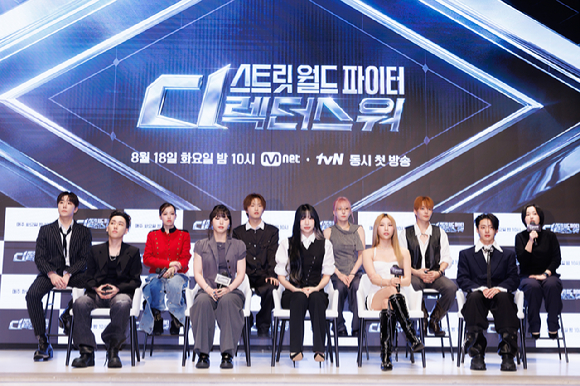 최정남 PD, 안무가 나인 레난 바다 백구영 베이비주 시미즈 인규 정민준 캐스퍼 해쉬가 18일 서울 강남구 엘리에나호텔에서 열린 Mnet '스트릿 월드 파이터 : 디렉터스 워' 제작발표회에서 포즈를 취하고 있다. [사진=Mnet]