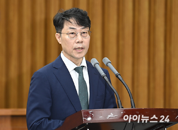 김성수 대법관 후보자가 14일 서울 여의도 국회에서 열린 제439회 국회(정기회) 대법관(김성수) 임명동의에 관한 인사청문특별위원회에서 인사말을 하고 있다. [사진=곽영래 기자]