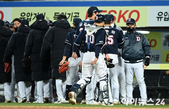 9일 오후 대구삼성라이온즈라이온즈파크에서 '2021 신한은행 SOL KBO리그' 삼성 라이온즈와 두산 베어스의 플레이오프 1차전이 진행됐다. 두산 김태형 감독이 6-4로 승리한 후 선수들과 하이파이브를 하고 있다. [사진=김성진 기자]