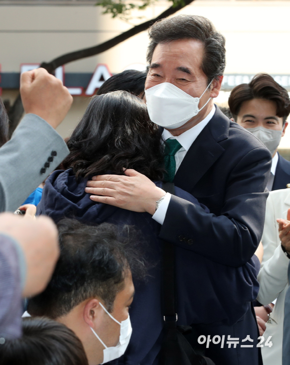 이낙연 전 더불어민주당 대표가 14일 오후 서울 여의도 대산빌딩에서 열린 필연캠프 해단식에 참석하며 지지자들과 포옹을 하고 있다.