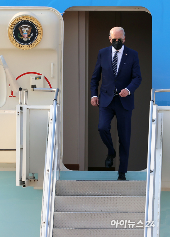 조 바이든 미국대통령이 20일 오후 경기도 오산 미 공군기지를 통해 한일 순방을 목적으로 도착해 대통령 전용기 에어포스원에서 내리고 있다. [사진=사진공동취재단]