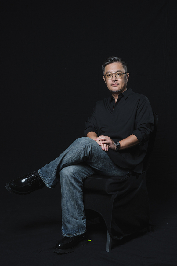 '메이드 인 코리아 시즌2' 우민호 감독이 인터뷰에 앞서 사진 촬영을 하고 있다. [사진=월트디즈니 컴퍼니 코리아]