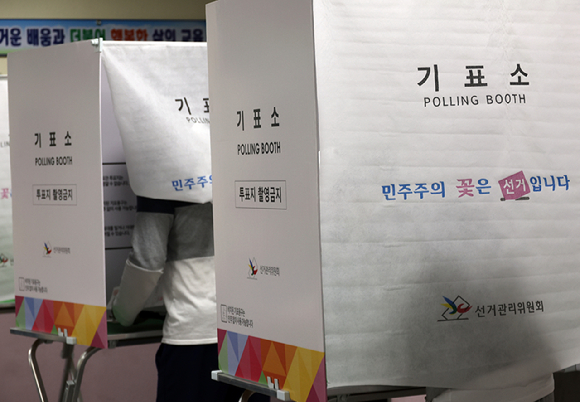 제21대 대통령 선거 본투표일인 3일 전북 전주시 완산구 효자5동 제6투표소가 마련된 전주서곡초등학교에서 유권자들이 투표를 하고 있다. [사진=연합뉴스]