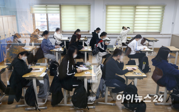 2023학년도 대학수학능력시험(수능시험)이 17일 전국 84개 시험지구 1,300여 개 시험장에서 일제히 열린 가운데 서울 영등포구 여의도여자고등학교(제13지구 제14시험장)에서 수험생이 학부모의 배웅을 받으며 고사장으로 향하고 있다. [사진=사진공동취재단]