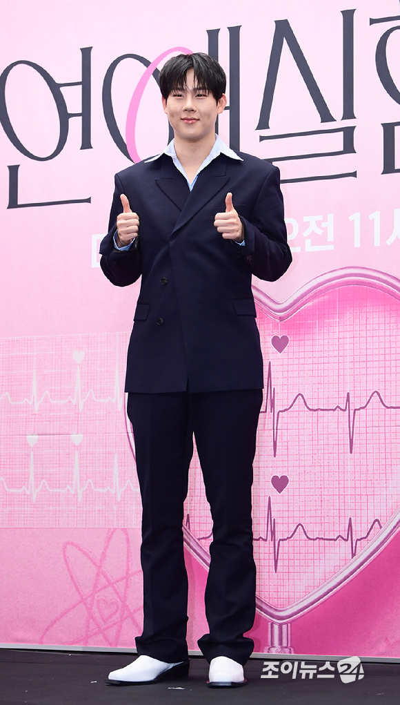 몬스타엑스 주헌이 23일 오후 서울 마포구 상암동 스탠포드호텔에서 열린 넷플릭스 예능 '연애실험실' 제작발표회에 참석해 포즈를 취하고 있다. [사진=정소희 기자]