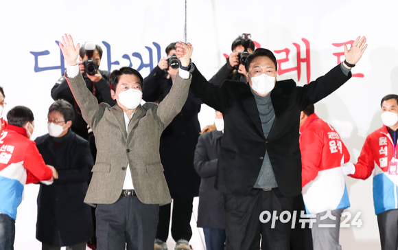 공식선거운동 마지막날인 8일 윤석열 국민의힘 대선 후보가 서울시청광장에서 마지막 유세를 하며 안철수 국민의당 대표와 함께 지지자들의 환호에 답하고 있다. [사진=국회사진취재단]