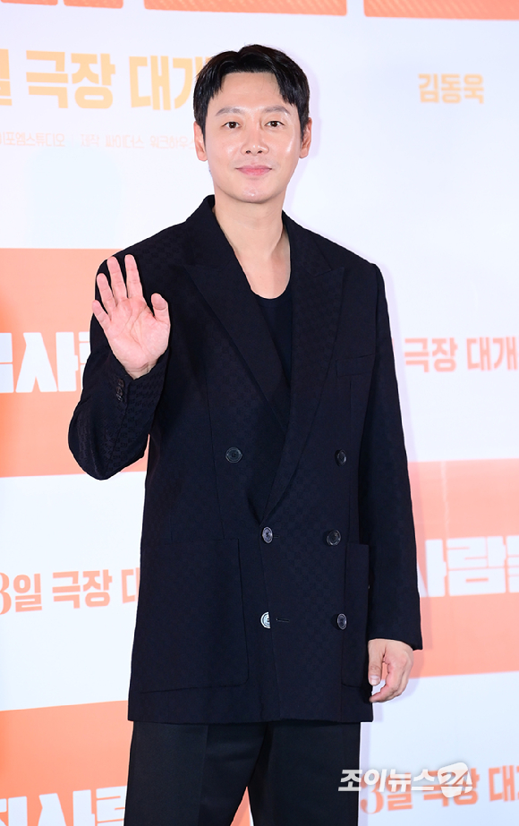 배우 김동욱과 공효진이 25일 오후 서울 삼성동 메가박스 코엑스에서 열린 영화 '윗집 사람들'(감독 하정우) 언론시사회에 참석하고 있다. [사진=정소희 기자]