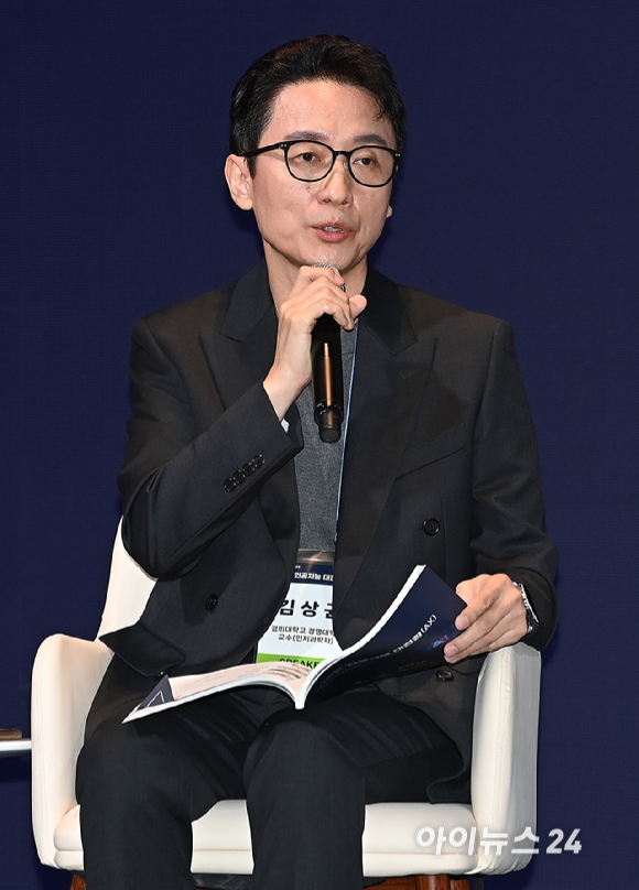 종합경제미디어 아이뉴스24가 23일 서울 영등포구 여의도동 FKI타워컨퍼런스센터에서 '아이포럼2025-지금은 인공지능 대전환(AX):AI 3대 강국 어떻게 만들 것인가' 컨퍼런스를 개최했다. 김상균 경희대학교 경영대학원 교수가 좌담회를 진행하고 있다. [사진=곽영래 기자]