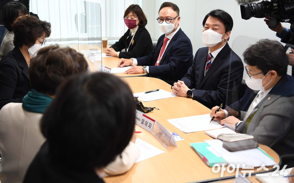 안철수 대통령직 인수위원장이 30일 서울 종로구 통의동 인수위에서 열린 여성단체와의 간담회에서 참석 여성단체 대표들의 의견을 듣고 있다. [사진=인수위사진기자단]