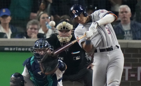 휴스턴의 제레미 페냐가 16일(한국시간) 열린 2022 MLB 아메리칸리그 디비전시리즈 시애틀과 원정 경기에서 연장 18회초 결승타가 된 솔로 홈런을 쏘아 올리고 있다. [사진=뉴시스]