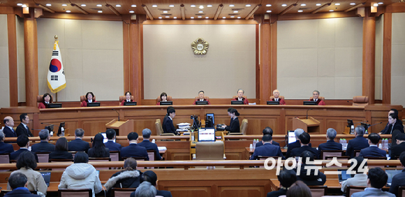 윤석열 대통령이 13일 서울 종로구 헌법재판소에서 열리는 탄핵심판 8차 변론에 출석하고 있다. [사진=사진공동취재단]