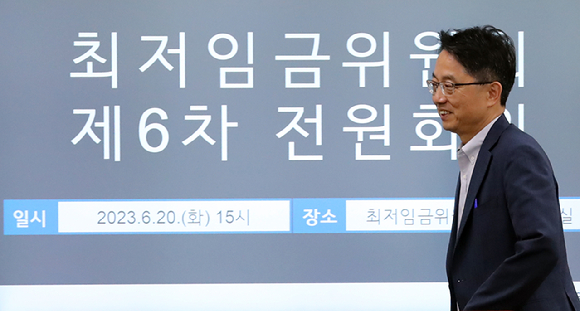 박준식 최저임금위원장이 20일 세종시 정부세종청사에서 열린 최저임금위원회 제6차 전원회의에 참석하고 있다. [사진=뉴시스]