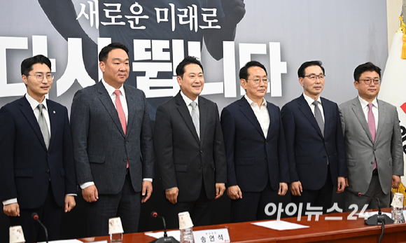 국민의힘 장동혁 대표가 18일 서울 여의도 국회에서 열린 최고위원회의에서 주요 당직자들에게 임명장을 수여한 뒤 기념 촬영하고 있다.왼쪽부터 박준태 당대표 비서실장, 정희용 사무총장, 장 대표, 김도읍 정책위의장, 서천호 전략기획부총장, 강명구 조직부총장. [사진=곽영래 기자]