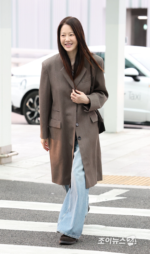 배우 고현정이 COS 2025 FW컬렉션 참석 차 12일 인천국제공항을 통해 미국 뉴욕으로 출국하고 있다. [사진=정소희 기자]