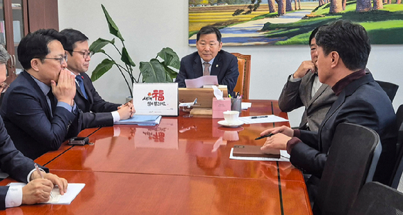 도널드 트럼프 미국 대통령이 한국 입법부의 법적 절차 미이행을 이유로 관세 인상 방침을 밝힌 27일 여한구 산업통상부 통상교섭본부장(왼쪽줄 앞)과 문신학 1차관(왼쪽 줄 가운데)이 국회 산업통상자원중소벤처기업위원회 이철규 위원장(가운데)과 국민의힘 간사인 박성민 의원(오른쪽 줄 앞)에 관련 보고를 하고 있다. [사진=연합뉴스]