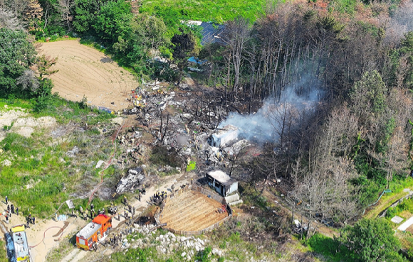 29일 오후 1시 50분께 경북 포항시 남구 동해면 신정리 한 야산에 해군 초계기가 추락한 가운데 소방관들이 화재 진압을 하고 있다. 2025.5.29 [사진=연합뉴스]