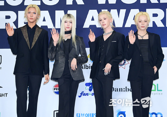 젠더리스 그룹 엑스러브(XLOV)가 27일 경기 고양시 킨텍스에서 열린 2026 케이 월드 드림 어워즈(K WORLD DREAM AWARDS)' 블루카펫에 참석하고 있다.