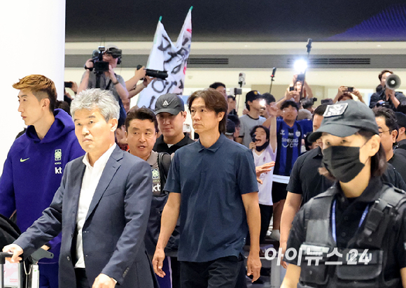 북중미월드컵 조별예선 탈락한 축구대표팀 홍명보 전 감독이 30일 오전 인천공항 제2청사를 통해 귀국하고 있다. [사진=곽영래 기자]