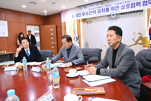 김장호 구미시장(오른쪽)이 구미지역 업체 대표들과 외국인 우수인력 유치와 관련, 환담을 나누고 있다. [사진=구미시]