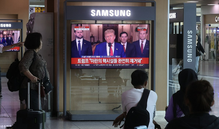 22일 서울역 대합실에서 시민들이 이란 공습 관련 미국 트럼프 대통령의 대국민 연설 방송을 시청하고 있다. 2025.6.22 [사진=연합뉴스 제공]