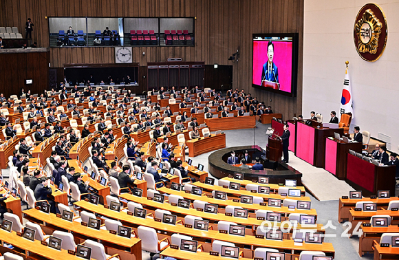 이재명 대통령이 4일 오전 서울 여의도 국회 본회의장에서 내년도 정부 예산안에 대한 시정연설을 하고 있다. 국민의힘은 불참했다. [사진=국회사진기자단]