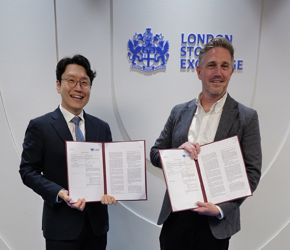 임우형 LG AI연구원 공동 연구원장(왼쪽)과 사이먼 유든 LSEG 퀀트 및 데이터 총괄이 19일(현지시각) 영국 런던증권거래소에서 기념 촬영하고 있다. [사진=LG]