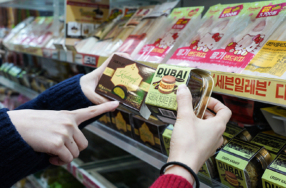 세븐일레븐이 '두쫀쿠(두바이쫀득쿠기)' 인기를 이어갈 두바이 스타일 디저트 신제품 '두바이식 카다이프 뚱카롱'을 출시했다. [사진=세븐일레븐]