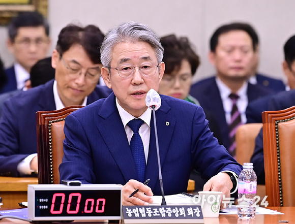 강호동 농협중앙회장이 18일 오전 서울 여의도 국회 농림축산식품해양수산위원회에서 열린 농업협동조합중앙회·농협경제지주·농협금융지주 국정감사에서 의원 질의에 답하고 있다. [사진=곽영래 기자]